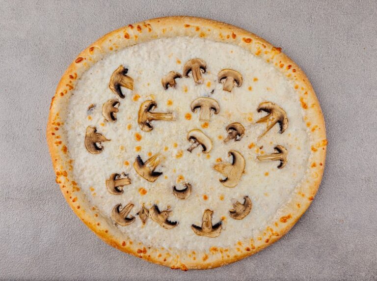 פיצה אלפרדו פיצה לבנה עם פטריות